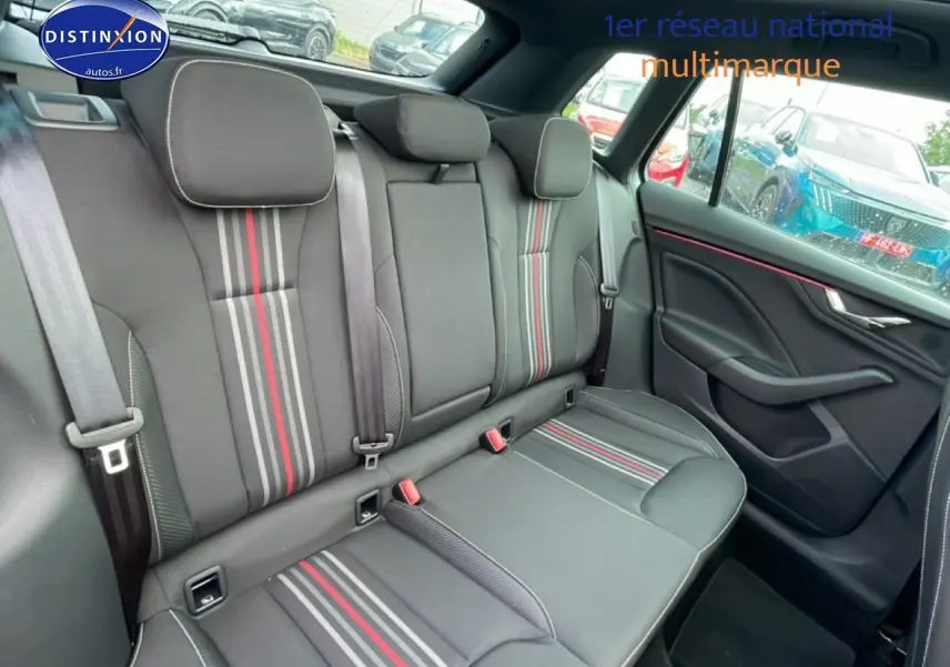 Vue intérieure côté droit de la banquette arrière noire avec bandes grises et rouges du Skoda Kamiq Monte Carlo 2026.