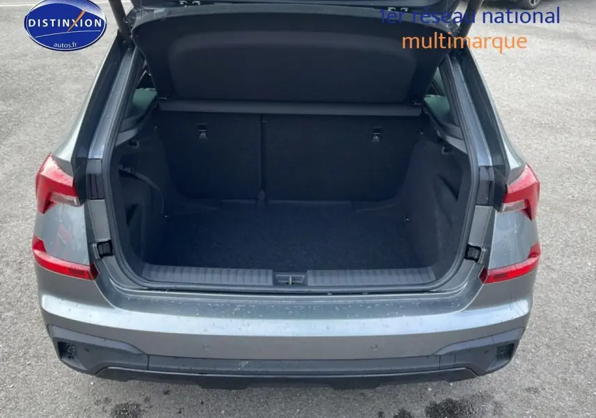Vue arrière du coffre ouvert d'un Skoda Kamiq gris graphite 2026, avec feux arrière LED et hayon électrique.