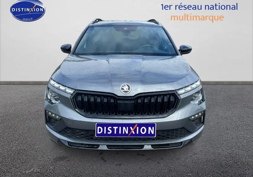 Vue avant d'un Skoda Kamiq 2026 gris graphite avec calandre noire et phares LED fins.