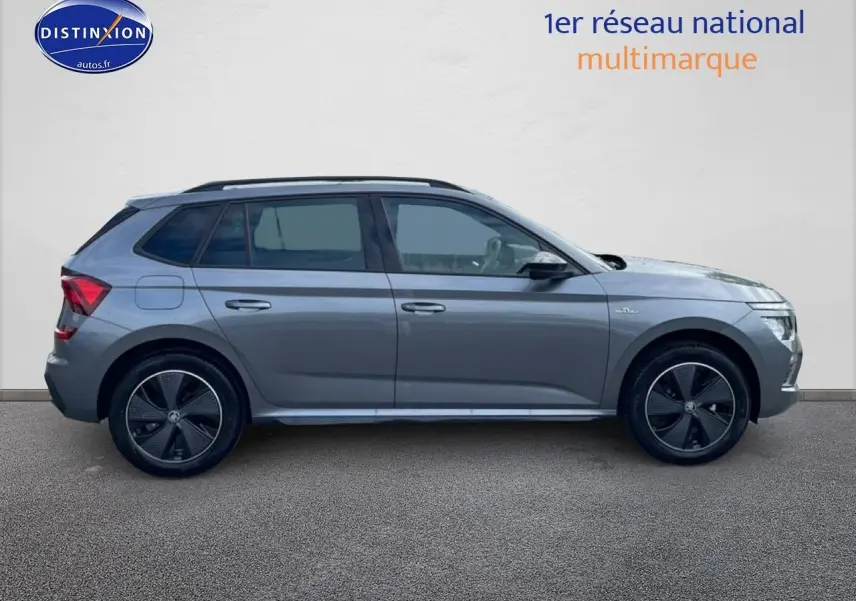 SKODA KAMIQ gris graphite vue de profil côté gauche sur fond neutre, jantes alu noires et toit noir.