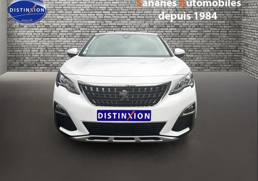 Vue avant d'un Peugeot 3008 blanc nacré 2020 avec calandre noire et phares LED distinctifs.