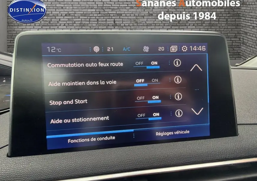 Vue avant du Peugeot 3008 blanc 2020 avec écran tactile affichant les aides à la conduite activées.