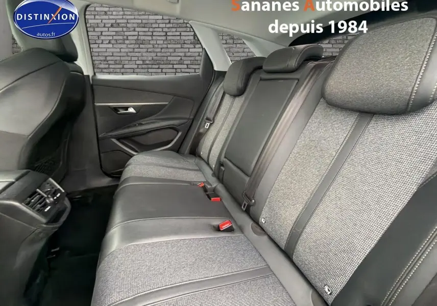 Vue intérieure côté droit des sièges arrière en tissu et cuir du Peugeot 3008 blanc 2020, avec appuie-têtes et ceintures visibles.