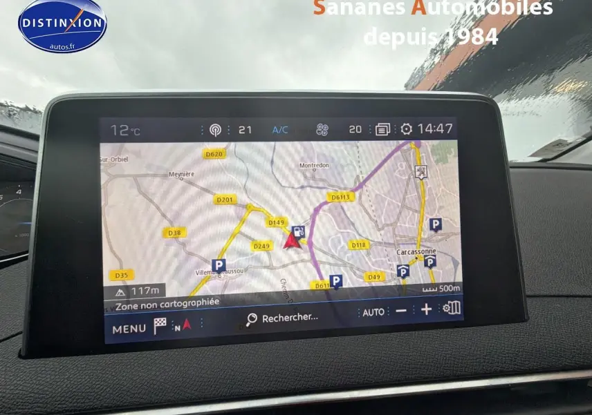 Écran tactile central du tableau de bord du Peugeot 3008 blanc 2020 affichant la navigation GPS.