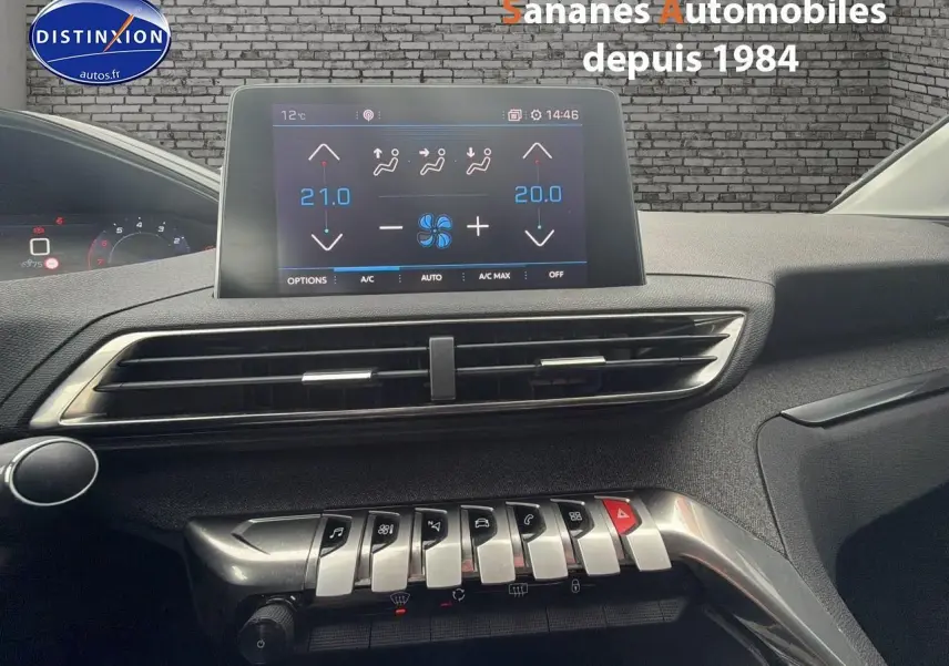 Vue intérieure du tableau de bord du Peugeot 3008 blanc de 2020, avec écran tactile et commandes piano visibles.