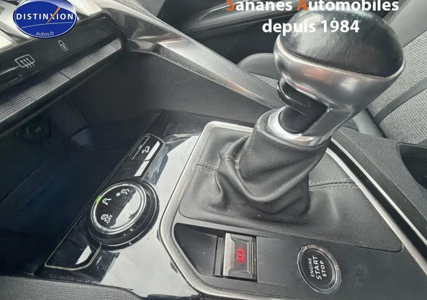 Gros plan sur la console centrale du Peugeot 3008 blanc 2020, avec levier de vitesse manuel et sélecteur Advanced Grip Control.