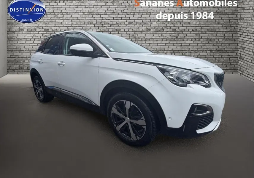 Peugeot 3008 blanc nacré en 3/4 avant droit, avec jantes alliage noires et toit noir contrasté.