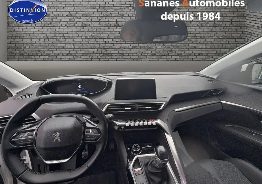 Intérieur noir du Peugeot 3008 2020, vue du poste de conduite avec volant compact et levier de vitesses manuel.