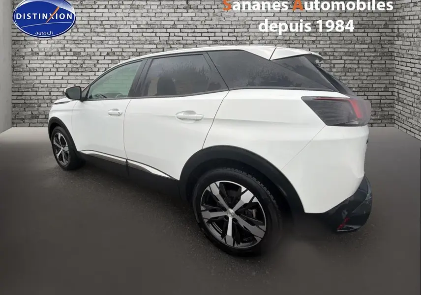 Vue 3/4 arrière droit d'un Peugeot 3008 blanc nacré avec jantes alliage 18 pouces Los Angeles.