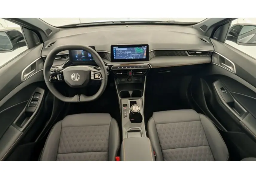 Vue intérieure frontale du poste de conduite de la MG3 1.5 Hybrid+ 195 Luxury avec sellerie noire et écran tactile central.