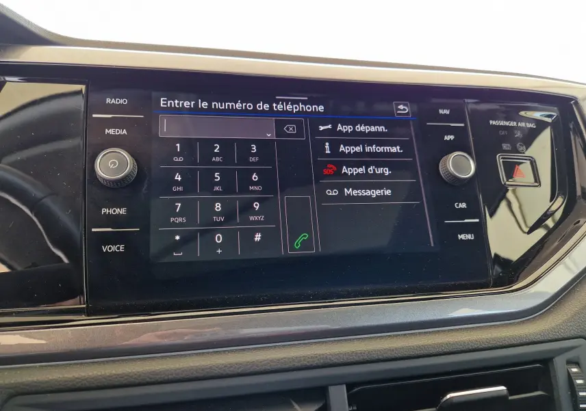 Écran tactile central de la Volkswagen Polo 2022 affichant le clavier pour entrer un numéro de téléphone.