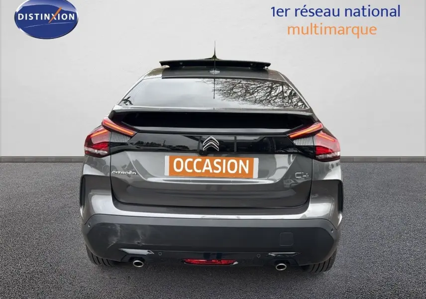 Vue arrière d'une Citroën C4 2021 gris avec toit noir, affichant ses feux LED et double sortie d'échappement.