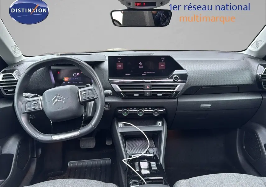Vue intérieure avant du tableau de bord de la Citroën C4 2021 avec volant multifonction et écran tactile central.