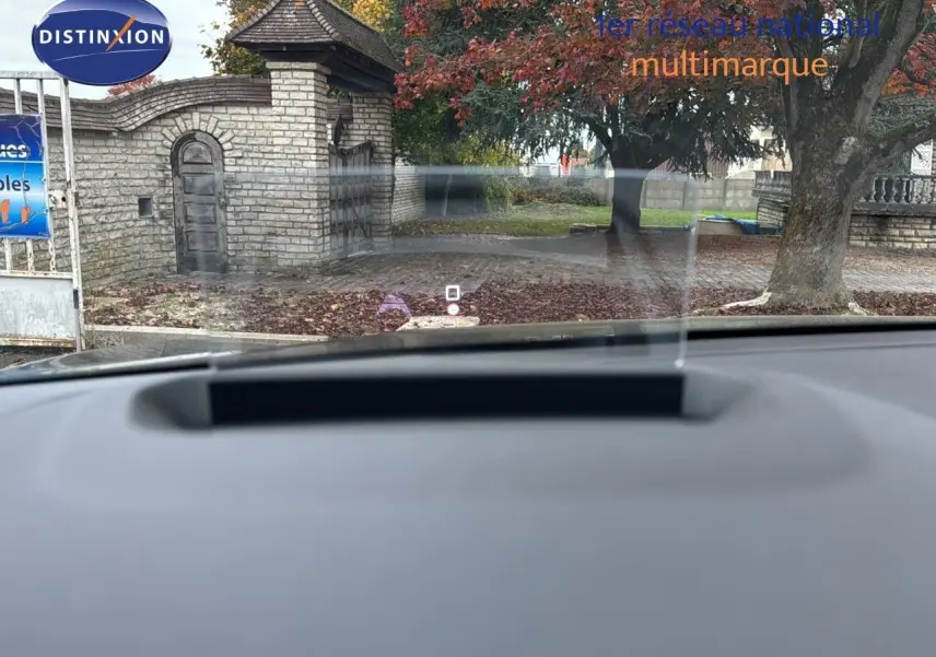 Vue depuis l'intérieur sur le pare-brise d'une Citroën C4 2021 avec toit ouvrant, affichage tête haute visible.