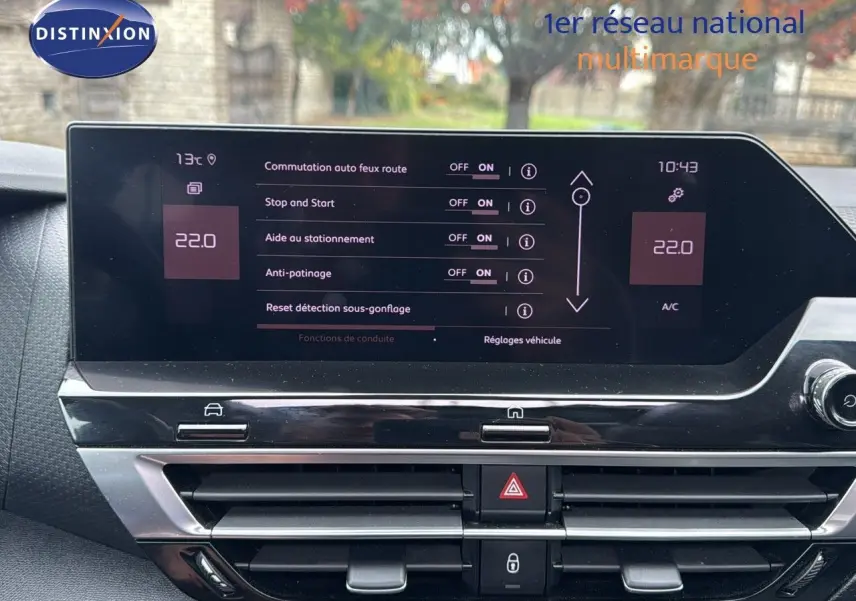 Tableau de bord et écran tactile de la Citroën C4 2021, affichant les réglages d’aide à la conduite.
