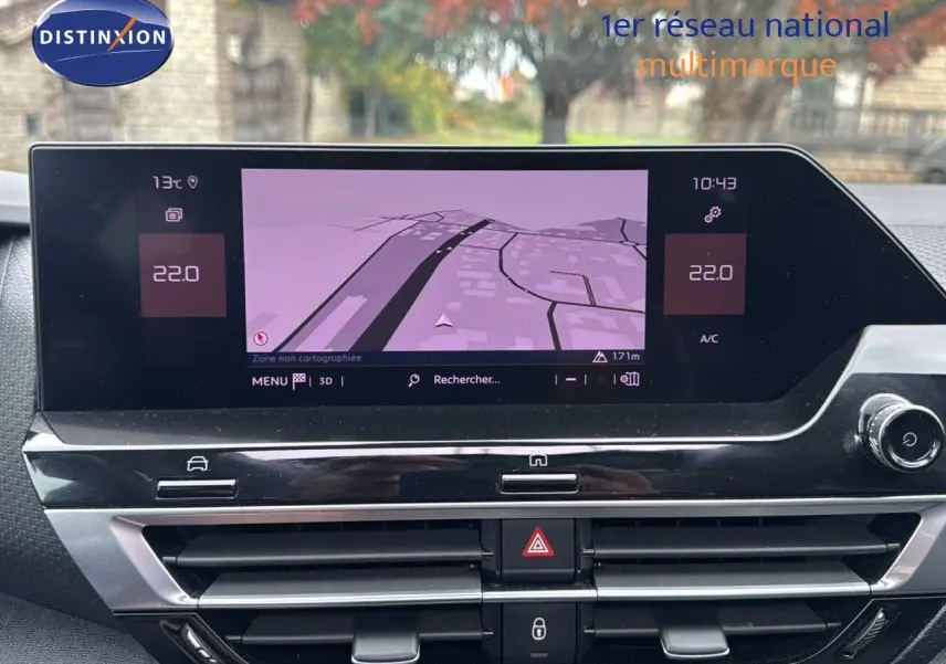 Écran tactile central avec navigation et commandes de climatisation dans le tableau de bord d'une Citroën C4 2021.