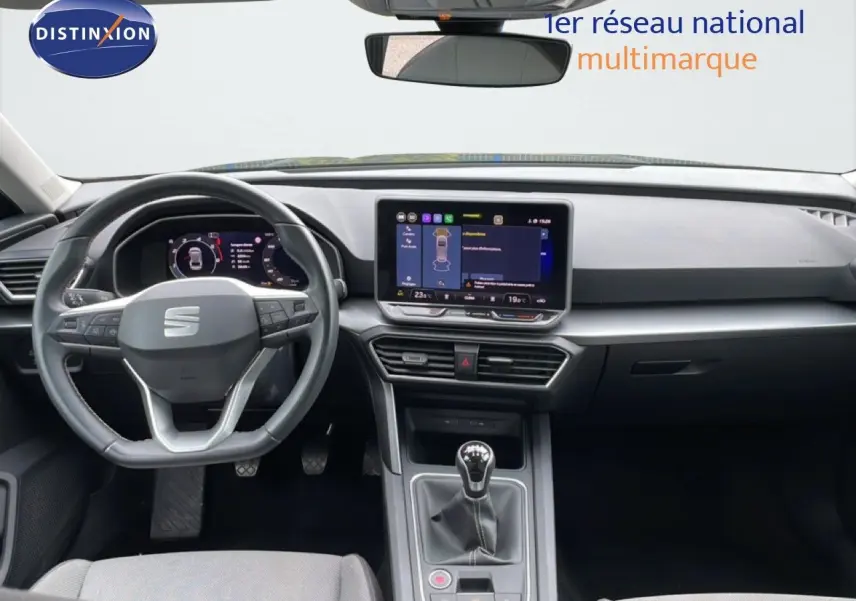 Vue intérieure frontale du tableau de bord et volant de la SEAT LEON ST gris métallique avec écran tactile et boîte manuelle.