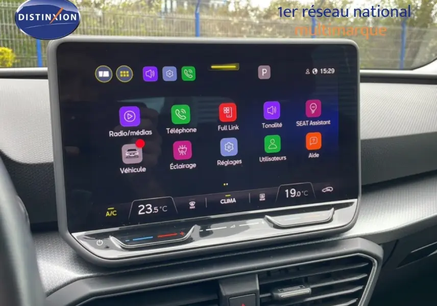 Vue intérieure centrée sur l'écran tactile du tableau de bord du SEAT LEON ST gris métallique, affichant les options multimédia.