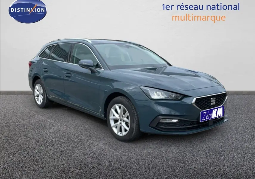 SEAT LEON ST 2025 gris magnétique métal en 3/4 avant droit, break diesel avec jantes argentées et calandre noire.