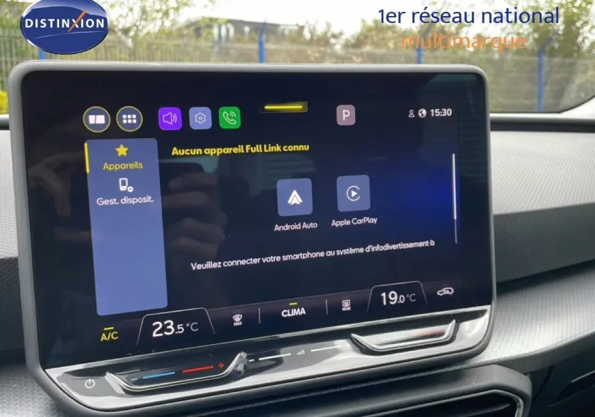 Vue intérieure centrée sur l'écran tactile du système multimédia du SEAT LEON ST gris métallique, avec commandes climatisation visibles.