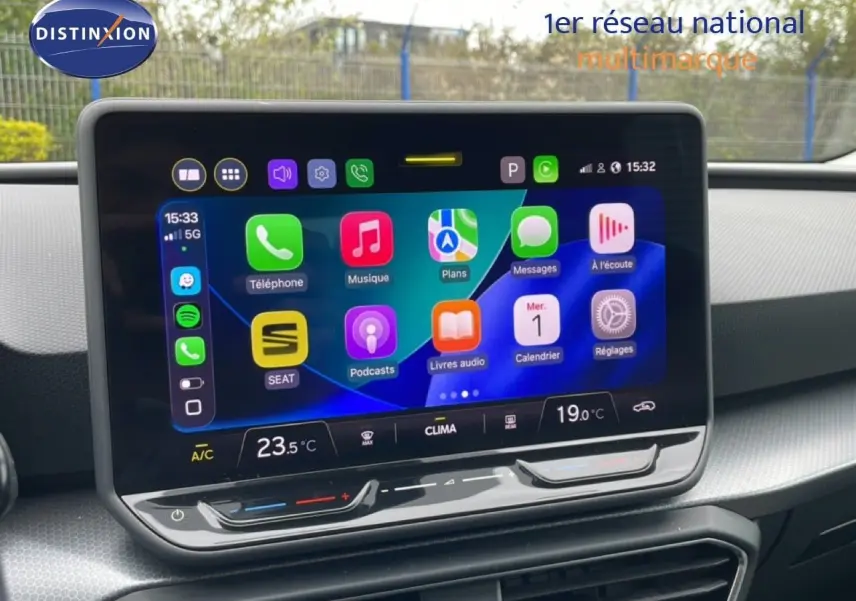 Écran tactile central de la SEAT LEON ST 2025 affichant l'interface multimédia colorée avec commandes climatisation intégrées.