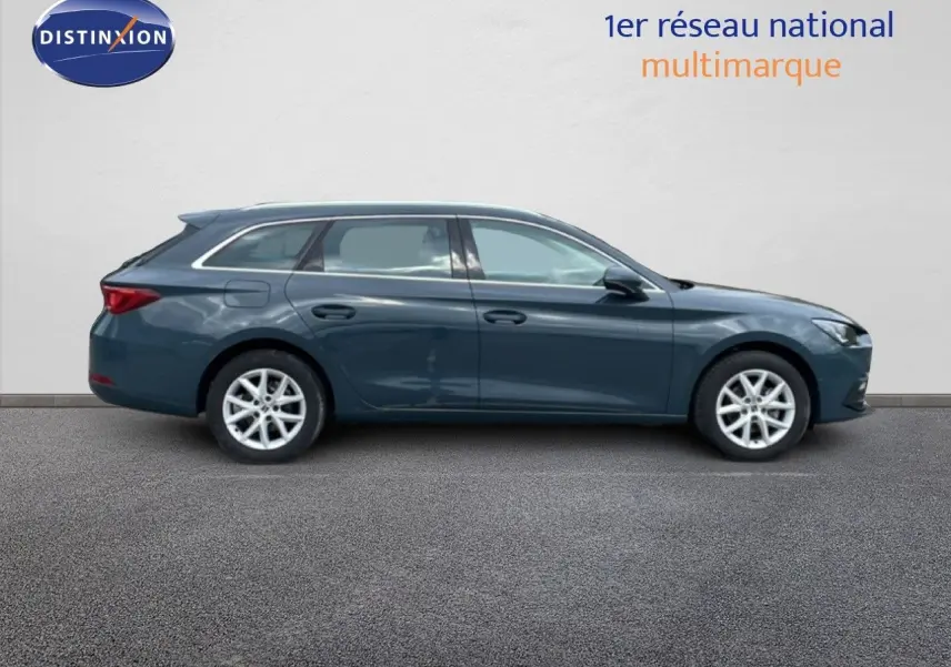 Vue latérale droite d'une SEAT LEON ST 2025 gris magnétique métallisé avec jantes alliage et lignes épurées.