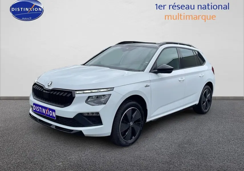 Skoda Kamiq blanc nacré en 3/4 avant droit avec toit panoramique et jantes noires distinctives.