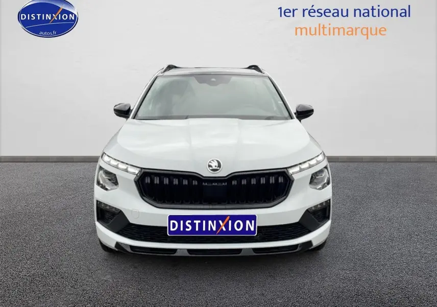 Vue frontale d’un Skoda Kamiq blanc nacré avec calandre noire et phares LED distinctifs.