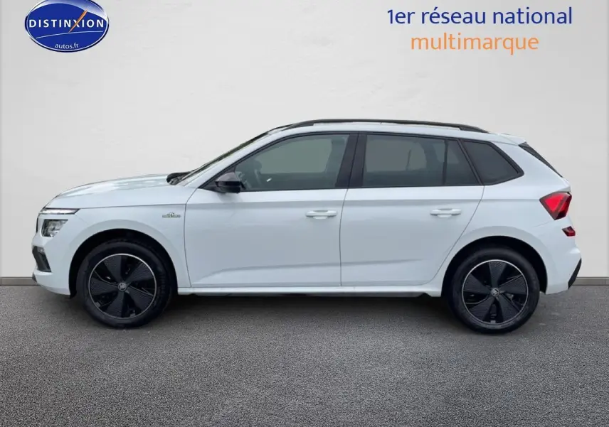 Vue latérale droite d'un Skoda Kamiq blanc nacré avec jantes noires et toit panoramique en verre.