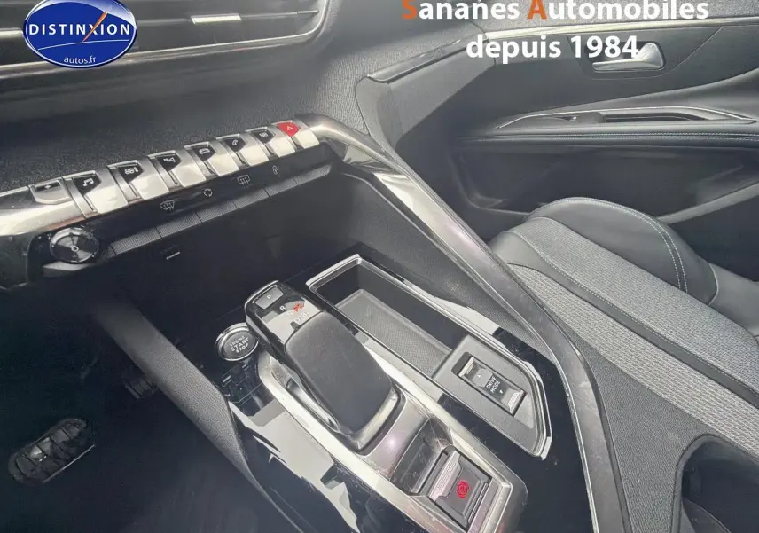 Gros plan sur la console centrale et siège avant droit du Peugeot 3008 Hybrid blanc, avec levier de vitesses et commandes.