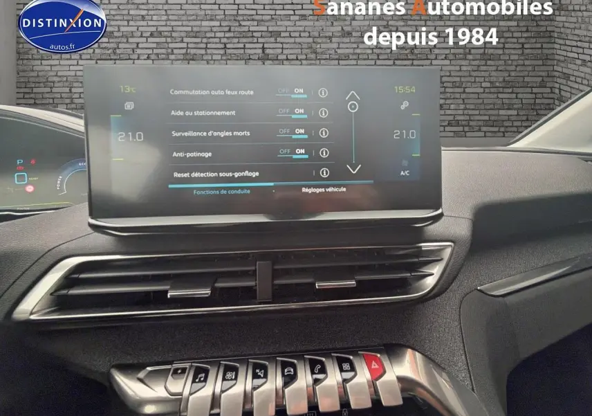 Vue intérieure du tableau de bord du Peugeot 3008 Hybrid 2021 avec écran tactile affichant les réglages de conduite et climatisation.