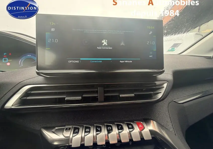 Tableau de bord du Peugeot 3008 Hybrid 2021, vue frontale sur écran tactile et commandes piano en aluminium.