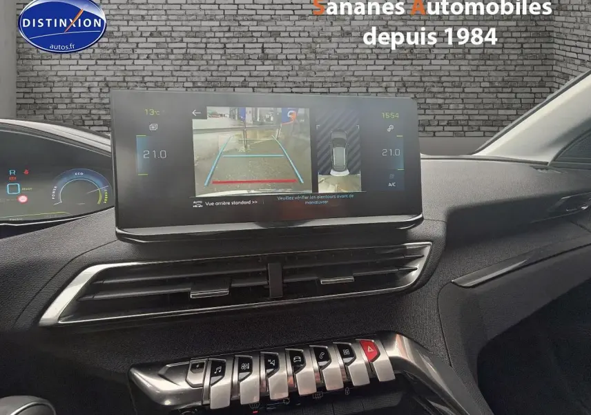 Vue intérieure du tableau de bord du Peugeot 3008 Hybrid 2021 avec écran tactile affichant la caméra de recul.
