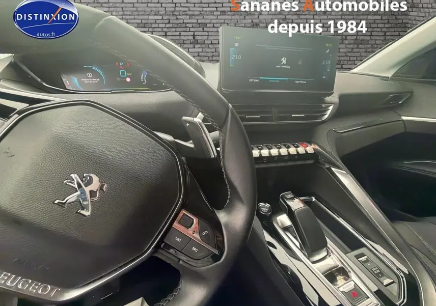Intérieur du Peugeot 3008 Hybrid 2021, vue rapprochée du volant cuir et de la console centrale avec écran tactile.