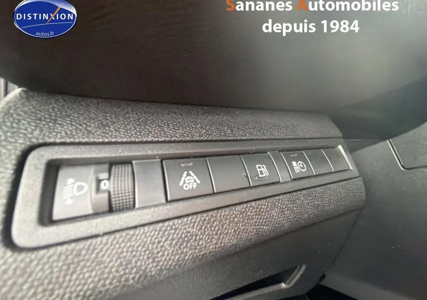 Gros plan sur les commandes de réglage et aides à la conduite du tableau de bord d'un Peugeot 3008 Hybrid blanc.