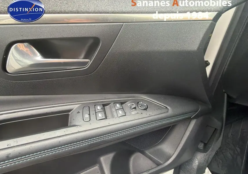 Gros plan sur la porte avant gauche noire du Peugeot 3008 Hybrid 2021 avec commandes des vitres et poignée chrome.