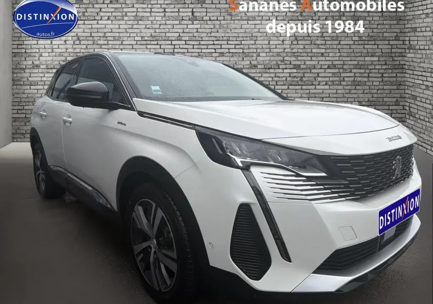 Peugeot 3008 Hybrid blanc en 3/4 avant droit avec toit noir et calandre noire distinctive.