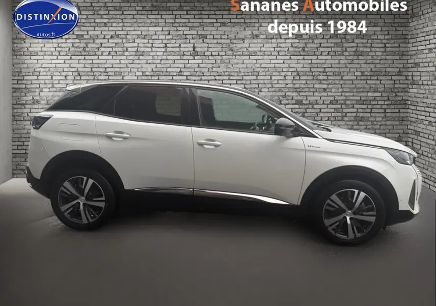 Profil côté gauche d’un Peugeot 3008 Hybrid blanc avec toit noir et jantes alliage dans un showroom.