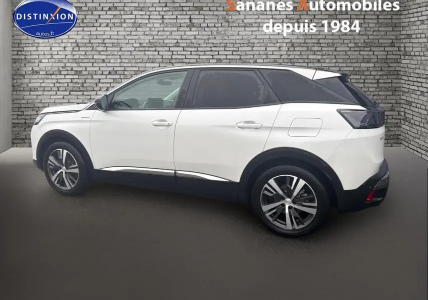 Peugeot 3008 Hybrid blanc vue de profil côté gauche avec toit noir et jantes alliage.