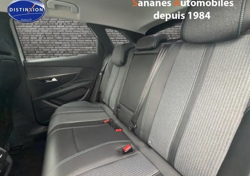Vue intérieure montrant la banquette arrière en tissu et cuir noir du Peugeot 3008 Hybrid 2021, côté gauche.