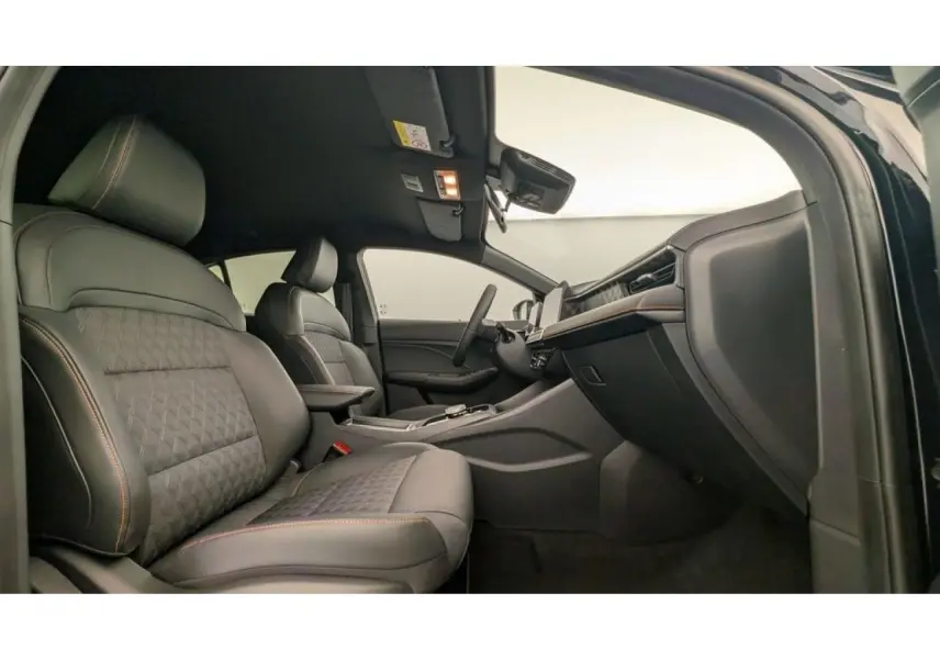 Vue intérieure côté droit du MG3 1.5 Hybrid+ 195 Luxury 2026, sièges tissu/similicuir noir avec surpiqûres contrastées.