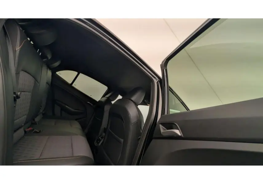 Vue intérieure côté gauche montrant les sièges arrière en tissu et similicuir noir d'une MG3 1.5 Hybrid+ 2026.