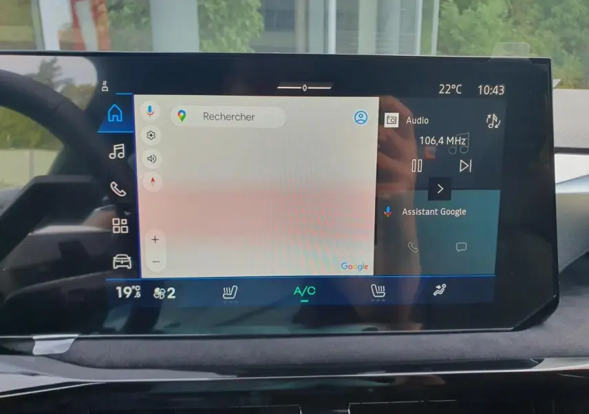 Écran tactile central de la Renault Clio VI affichant la navigation Google et les commandes de climatisation.