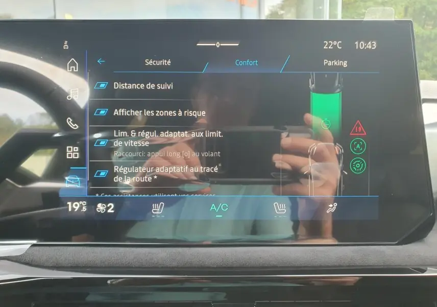 Écran tactile central de la Renault Clio VI noire étoile affichant les réglages de sécurité et confort.