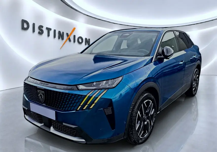 Peugeot 3008 bleu obsession en 3/4 avant droit, avec calandre distinctive et jantes alliage noires.