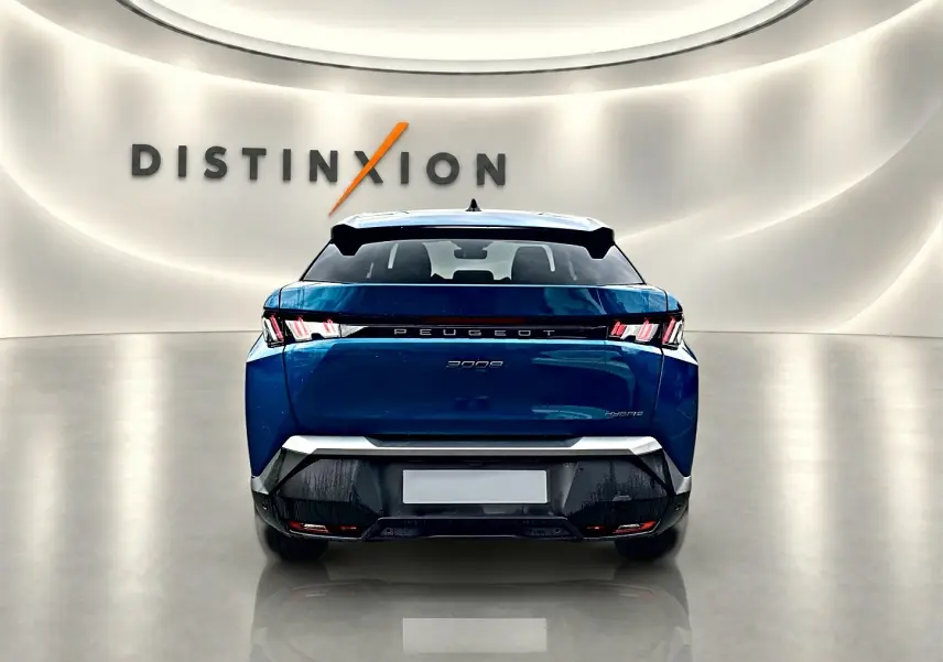Vue arrière du Peugeot 3008 bleu obsession 2025 dans un showroom lumineux avec logo Distinxion en arrière-plan.