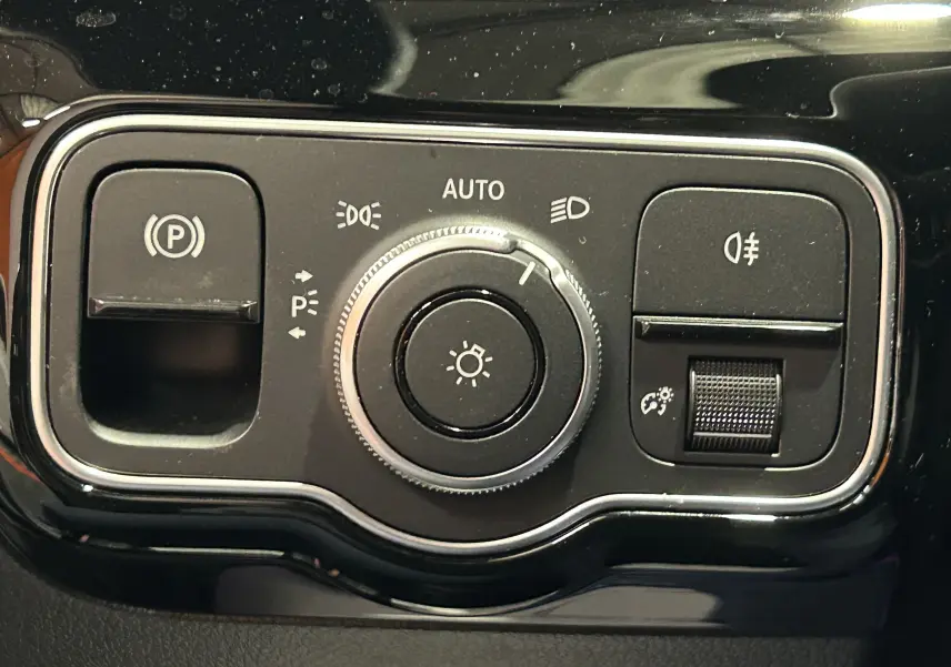 Gros plan sur les commandes d'éclairage et frein de stationnement du Mercedes CLA Shooting Brake noir métallisé 2024.