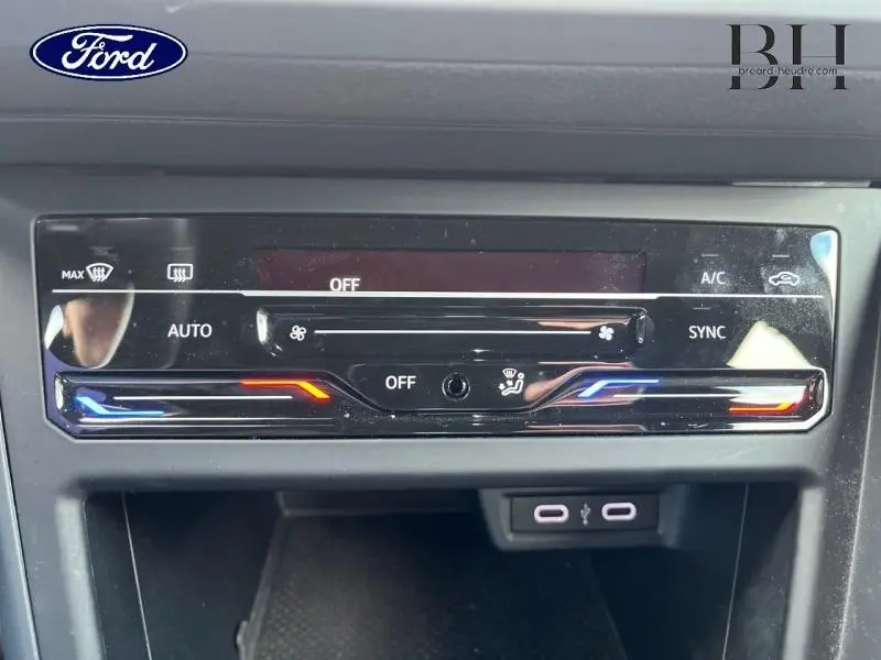 Panneau de commande de climatisation tactile avec réglages chauffants et ventilés sur Volkswagen Polo R-Line 2022 argent métallisé.