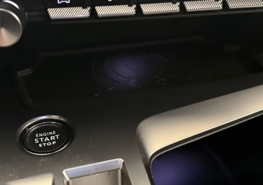 Gros plan sur le bouton start/stop et la console centrale noire de la Peugeot 308 SW gris foncé, version 2022.