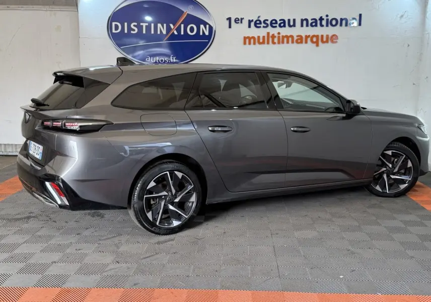 Peugeot 308 SW gris foncé vue de profil côté droit, avec jantes alliage et feux arrière LED distinctifs.